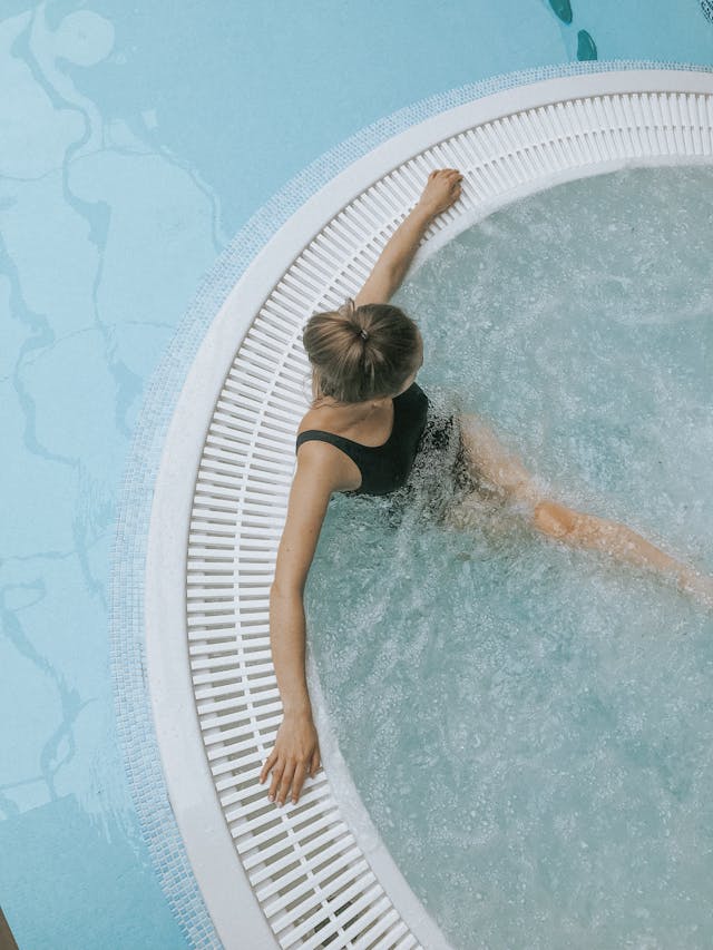 Skuteczna chemia do jacuzzi i basenu – co wybrać, by woda była zawsze czysta?